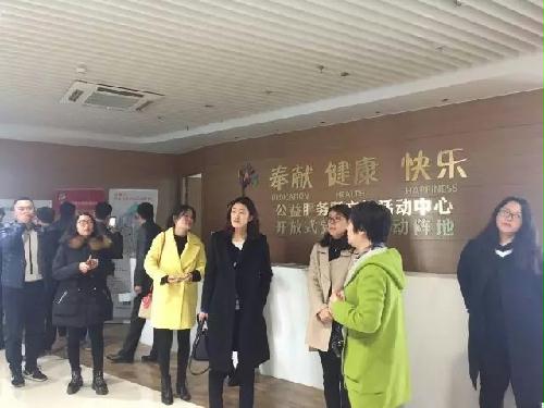 �껨̨����ί�����Ƚһ�вι۽�����¥��������֮��